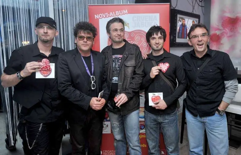 Crvena jabuka novom pjesmom najavila europsku turneju