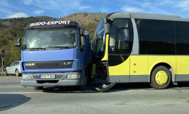 Sudar autobusa i kamiona na M-17 kod Žepča