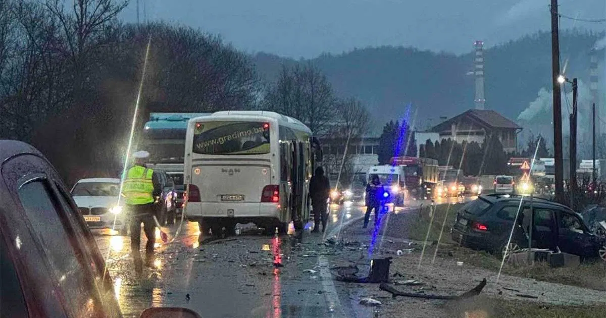 Teška nesreća kod Maglaja, sudarili se autobus i automobil