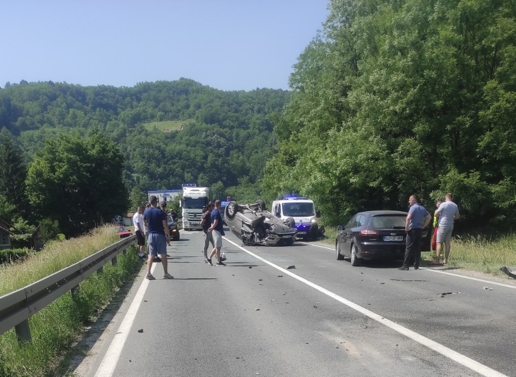 Teška nesreća kod Žepča: Automobil se prevrnuo na krov, jedna osoba povrijeđena
