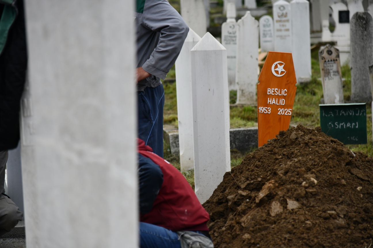 Halid Bešlić ukopan na Gradskom groblju Bare