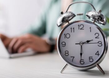 Ovog vikenda vraćamo sat unazad – naučnici upozoravaju na ozbiljne posljedice po zdravlje