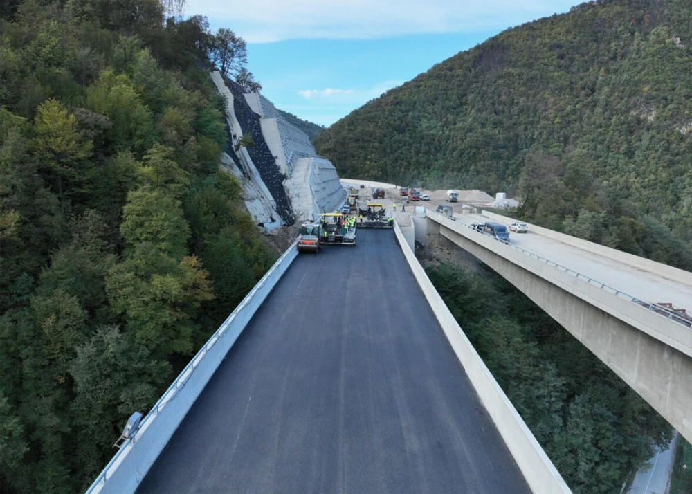 Počelo asfaltiranje dionice autoceste Vranduk – Ponirak na Koridoru VC