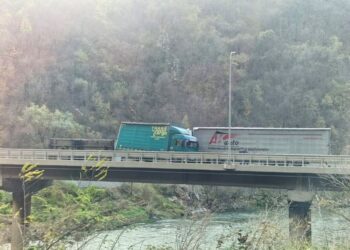 Jak vjetar prevrnuo prikolicu kamiona kod tunela Vranduk