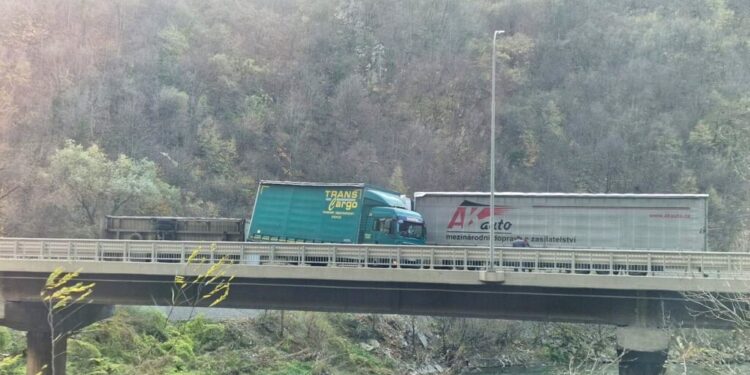 Jak vjetar prevrnuo prikolicu kamiona kod tunela Vranduk