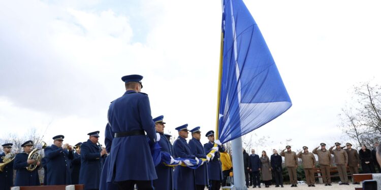 Na brdu Hum zavijorila se zastava BiH povodom Dana državnosti