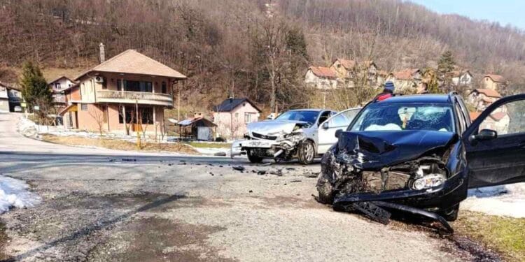 Dvije osobe povrijeđene u direktnom sudaru kod Begov Hana