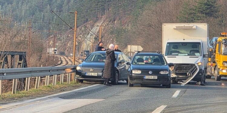 Zbog sudara tri automobila otežan saobraćaj kod Žepča